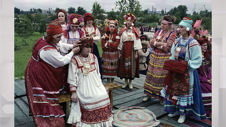 Фольклорный ансамбль "Песнохорки" во время исполнения свадебного обряда. Барнаул. 1 апреля 1989 г