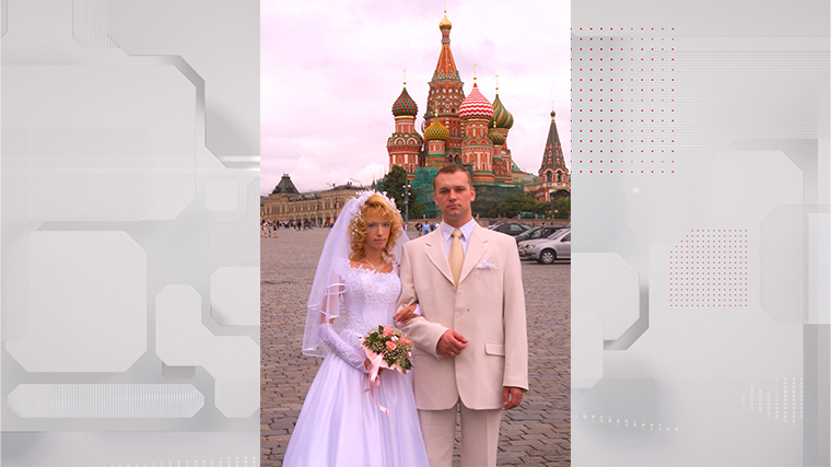 Жених и невеста празднуют свадьбу на Красной площади у собора Василия Блаженного в Москве