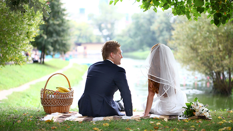 Молодые жених и невеста в парке