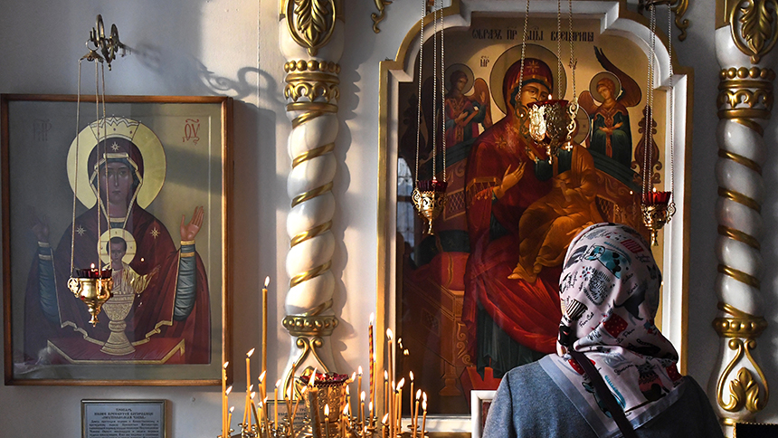 Верующая в храме Успения Божией Матери во Владивостоке. 
