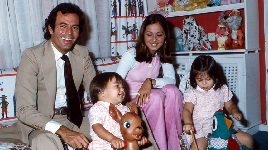 Хулио Иглесиас со своей женой Изабель и детьми Чабели и Хулио Хосе в своем доме в Кадисе, Испания, 1974 год.