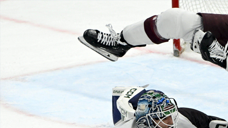 После инцидента с Клинтом Маларчуком вратарей в НХЛ обязали носить защитные воротники