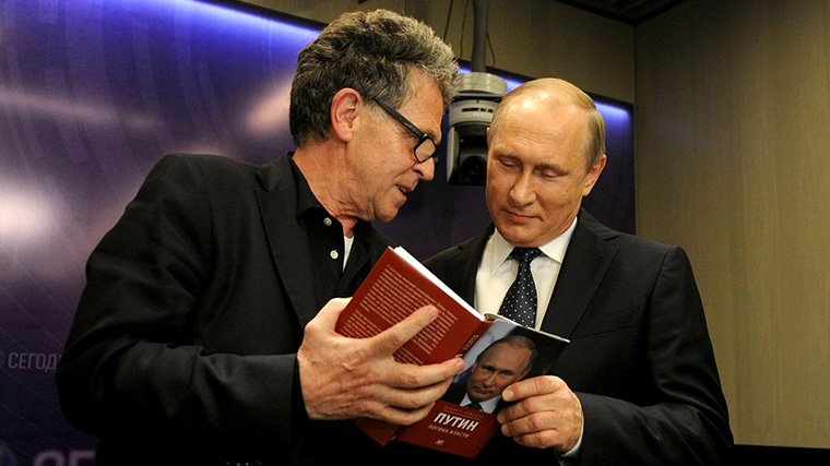 Владимир Путин и немецкий журналист Хуберт Зайпель во время презентации книги «Путин: логика власти», 2006