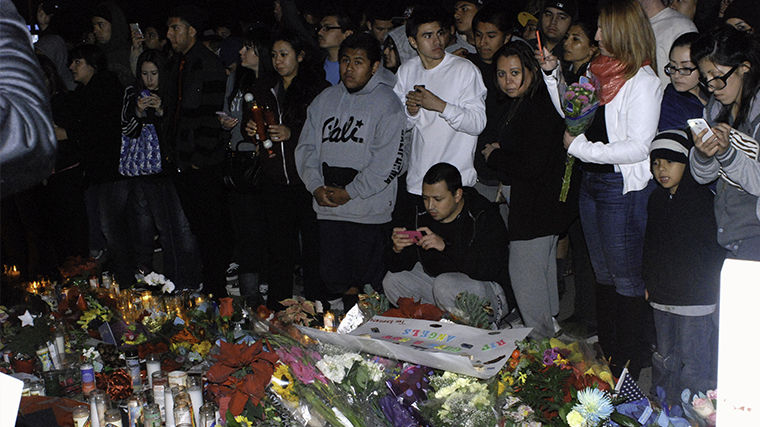 Фанаты у мемориала актера Пола Уокера, погибшего в автокатастрофе в Валенсии