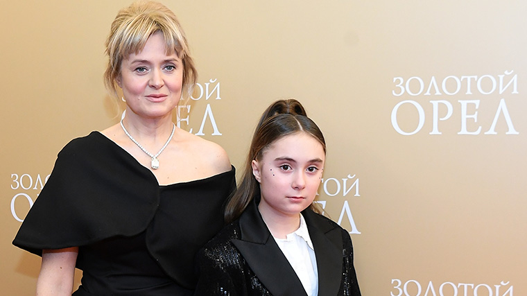 Актриса и ее дочка облачились в черный цвет для посещения кинопремии. 