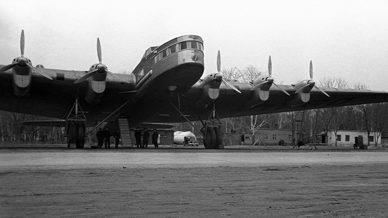 Самолет АНТ-20 "Максим Горький" (Генеральный конструктор - А.Н.Туполев) во время подготовки к первомайскому параду на Красной площади. 1935 год.
