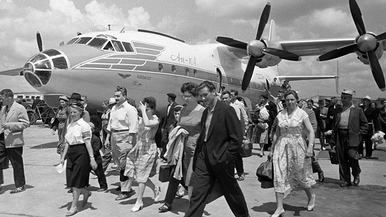 Пассажирский самолет Ан-10А прибыл в аэропорт назначения. 1961 год.