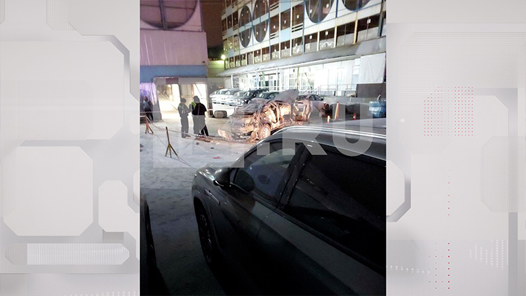 Машина упала с четвертого этажа парковки и сгорела