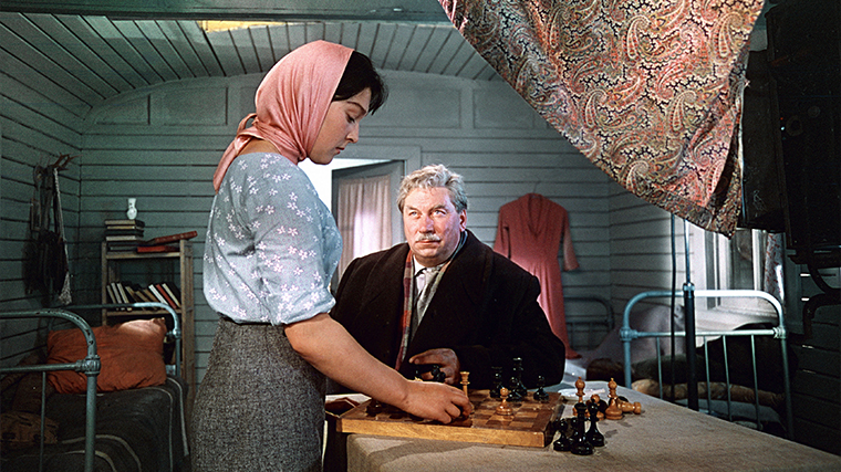 Кадр из кинофильма "Люди на мосту". 1960 г. Киностудия "Мосфильм". Режиссер Александр Зархи. В роли Лены - артистка Александра Завьялова, в роли Ивана Булыгина - артист Василий Меркурьев.