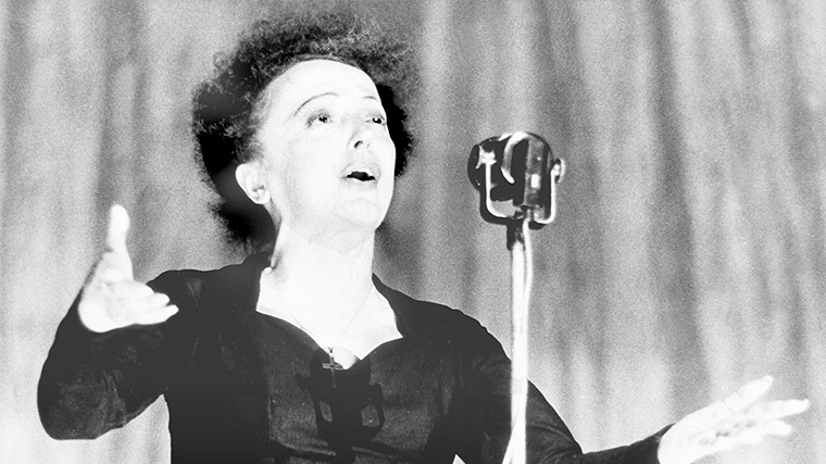 Эдит Пиаф (на снимке), французская эстрадная певица. Автор текстов и музыки песен, автобиографических книг.