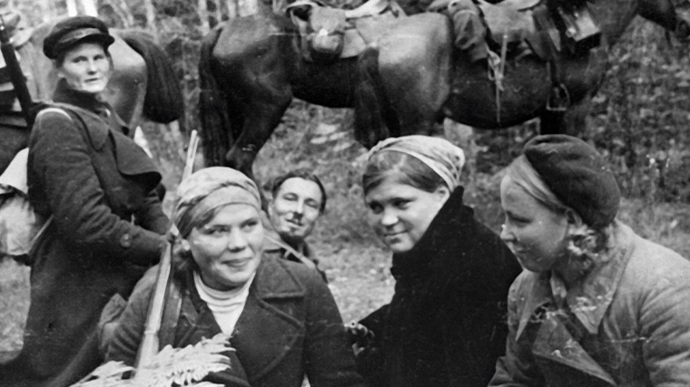 Женщины советского партизанского отряда отдыхают на привале. Великая Отечественная война 1941-1945 гг.