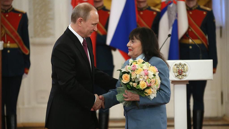Мина Соколова (родная бабушка Яна Абрамова) на встрече с Владимиром Путиным.