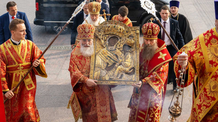 В канун дня памяти святителя Николая Чудотворца Святейший Патриарх Кирилл совершил всенощное бдение в Храме Христа Спасителя и возглавил встречу чудотворной Тихвинской иконы Божией Матери