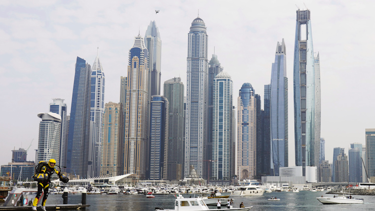 Завершающий этап строительства отела Ciel Dubai Marina. На фото справа.