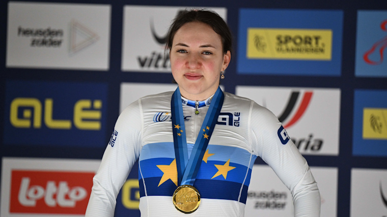 Яна Бурлакова на церемонии награждения на чемпионате Европы по велотреку.