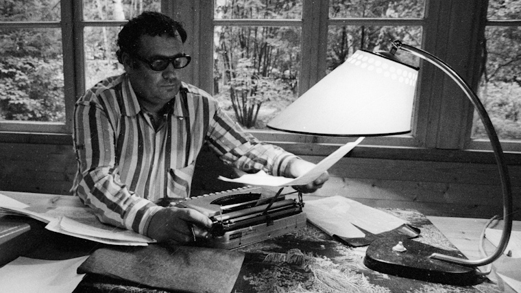 Народный артист РСФСР кинорежиссер Эльдар Рязанов за рабочим столом на даче.