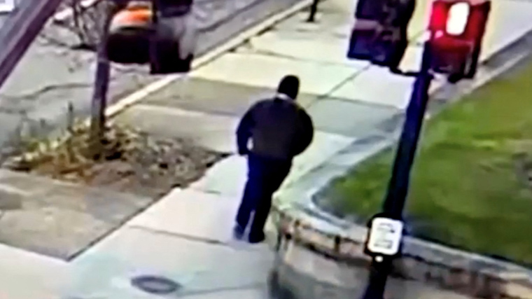 Подозреваемый в стрельбе в Брауновском университете после того, как покинул место происшествия.