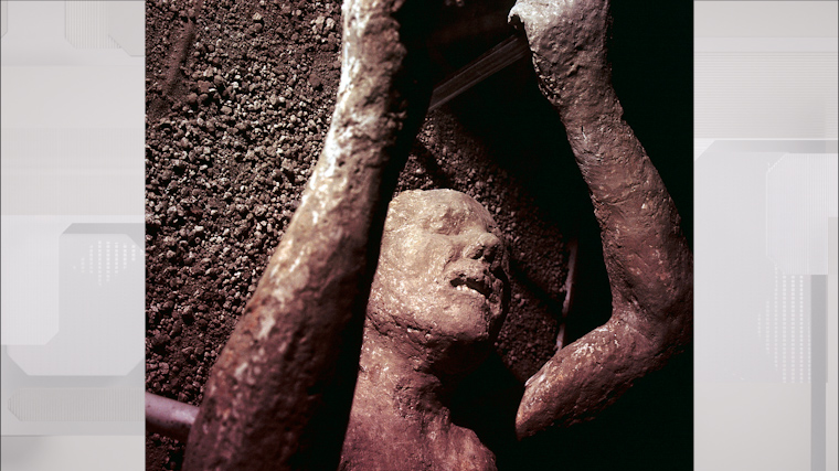 Гипсовый слепок тела жертвы извержения Везувия в Помпеях, Италия.