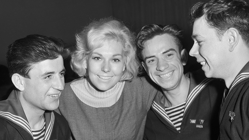 Советские моряки с американской актрисой Ким Новак 