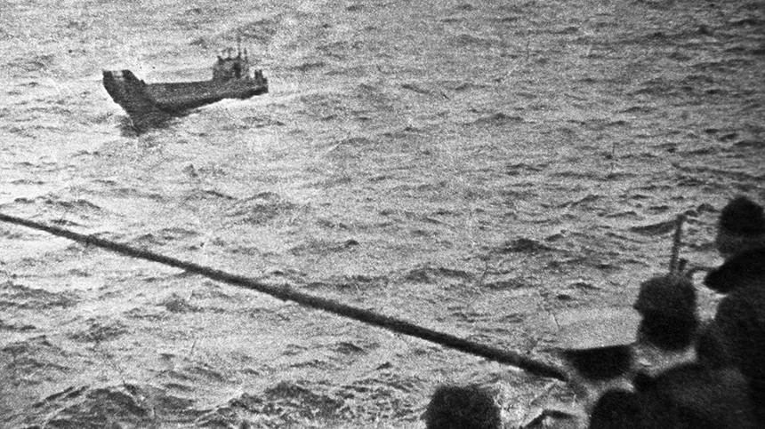 Американские моряки авианосца "Кирсардж" смотрят на баржу