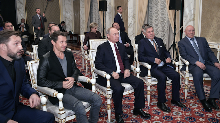 3 октября 2017. Президент РФ Владимир Путин во время встречи со съемочной группой фильма &laquo;Салют-7&raquo;