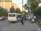 В Москве автомобиль врезался в остановку