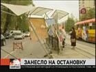 В Екатеринбурге автомобиль протаранил остановку