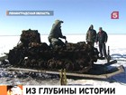 Уникальную технику достают со дна Ладожского озера поисковики