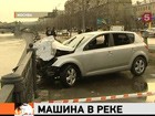 В центре столицы в Москва-реку упал автомобиль