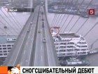 В Китае круизный лайнер чуть не снёс мост