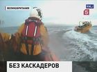 Сотрудники британской береговой охраны вытащили из воды тонущего рыбака и пустились в погоню за его неуправляемым катером