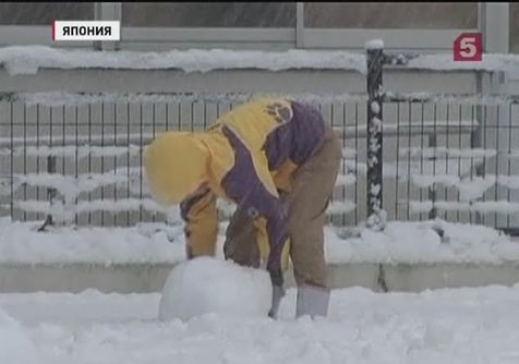 На Японию обрушился мощный снегопад