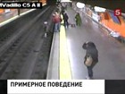 Пассажиры мадридского метро совместными усилиями спасли женщину, упавшую на рельсы