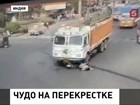 Чудесное спасение из-под колес грузовика запечатлела камера наблюдения в Индии