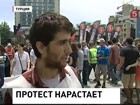 Турецкий премьер отверг требование митингующих, но пообещал расследовать действия полиции