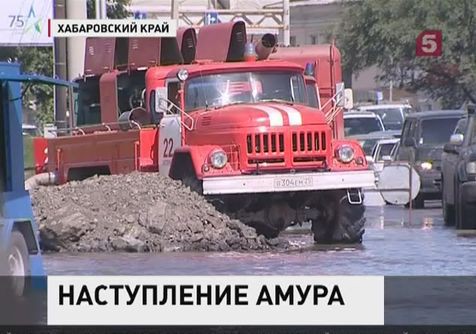 В Хабаровске затоплена главная магистраль, вода продолжает прибывать