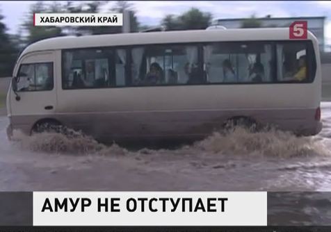 Амур пришел в подъезды. В Хабаровске эвакуируют жильцов многоэтажек, улицы закрывают для автомобилистов