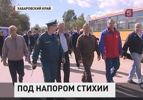 Битва за Комсомольск. Амур размывает 8-метровую дамбу. На опасный участок брошены дополнительные силы МЧС и военных