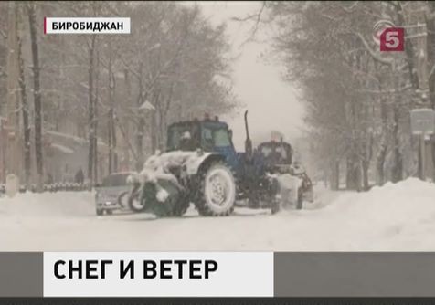 Российские города утопают в снегу, циклон идет на Москву