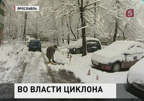 На Дальний Восток и Центральную Россию обрушились снегопады, а в Екатеринбурге пыльная буря