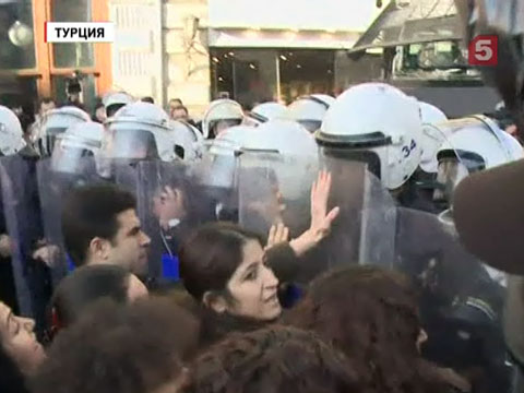 В Стамбуле мирная акция протеста завершилась стычками с полицией