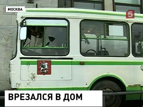 В Москве в административное здание врезался автобус