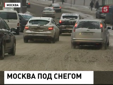 Движение на дорогах Москвы парализовано из-за снегопада