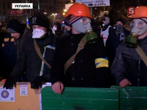 На Украине митингующие пытались прорваться к зданию правительства
