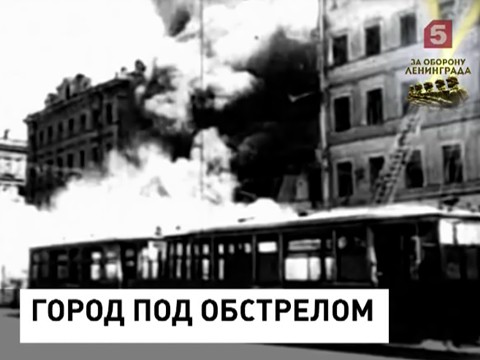 К  мемориальной доске на доме № 14 по Невскому проспекту сегодня несут цветы