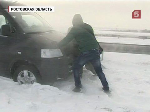 Ростовскую область третьи сутки засыпает снегом