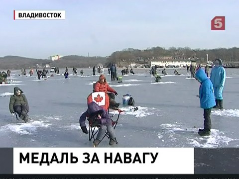 Сотни жителей Владивостока вышли на лёд Амурского залива