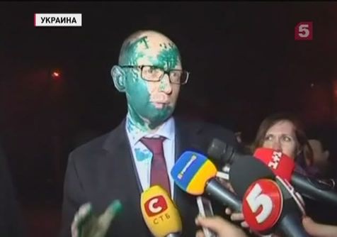 В Харькове неизвестные облили зеленкой двух лидеров оппозиции