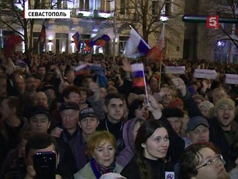 На улицах Севастополя до поздней ночи радовались решению войти в состав России