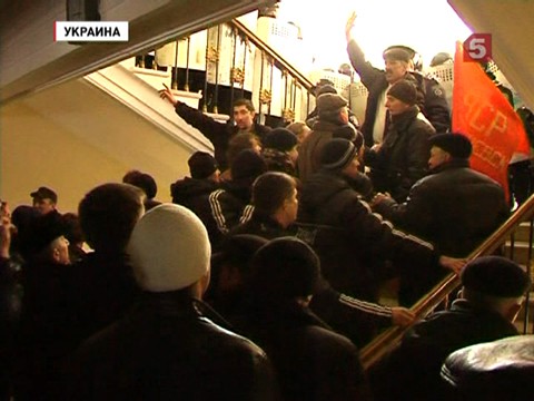 В Луганске митингующие свергли губернатора